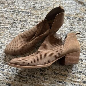 Dolce Vita KAIDIE tan Suede Pull-On Booties Shoes 9.5 size